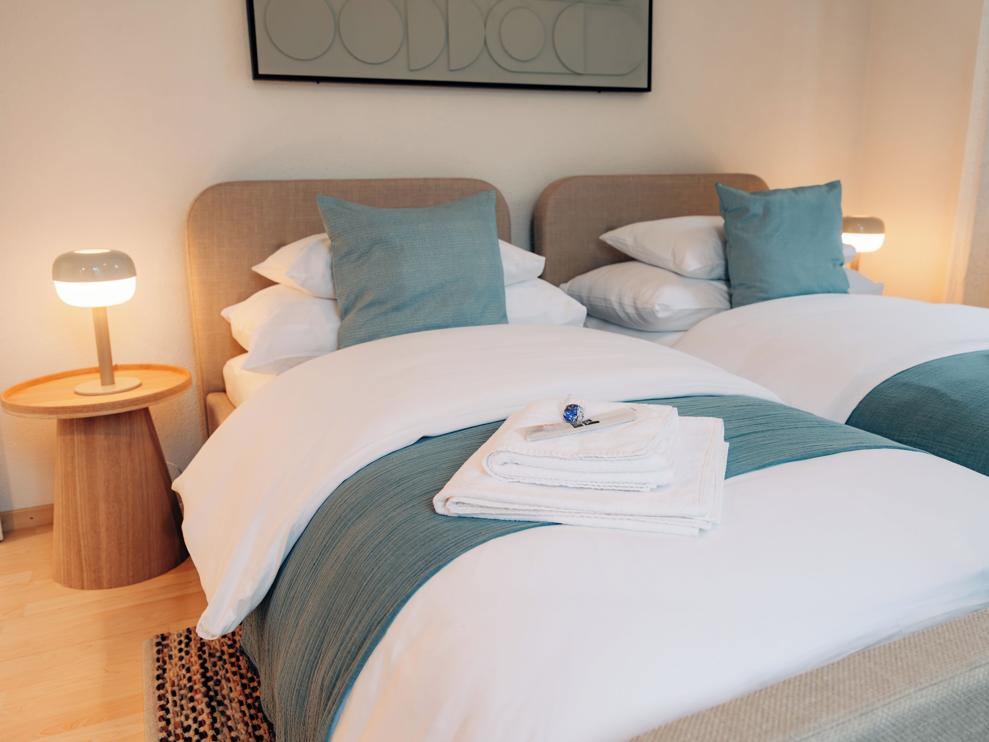 3 slaapkamers, een bureau, een strijkplank/strijkijzer, reisbedje