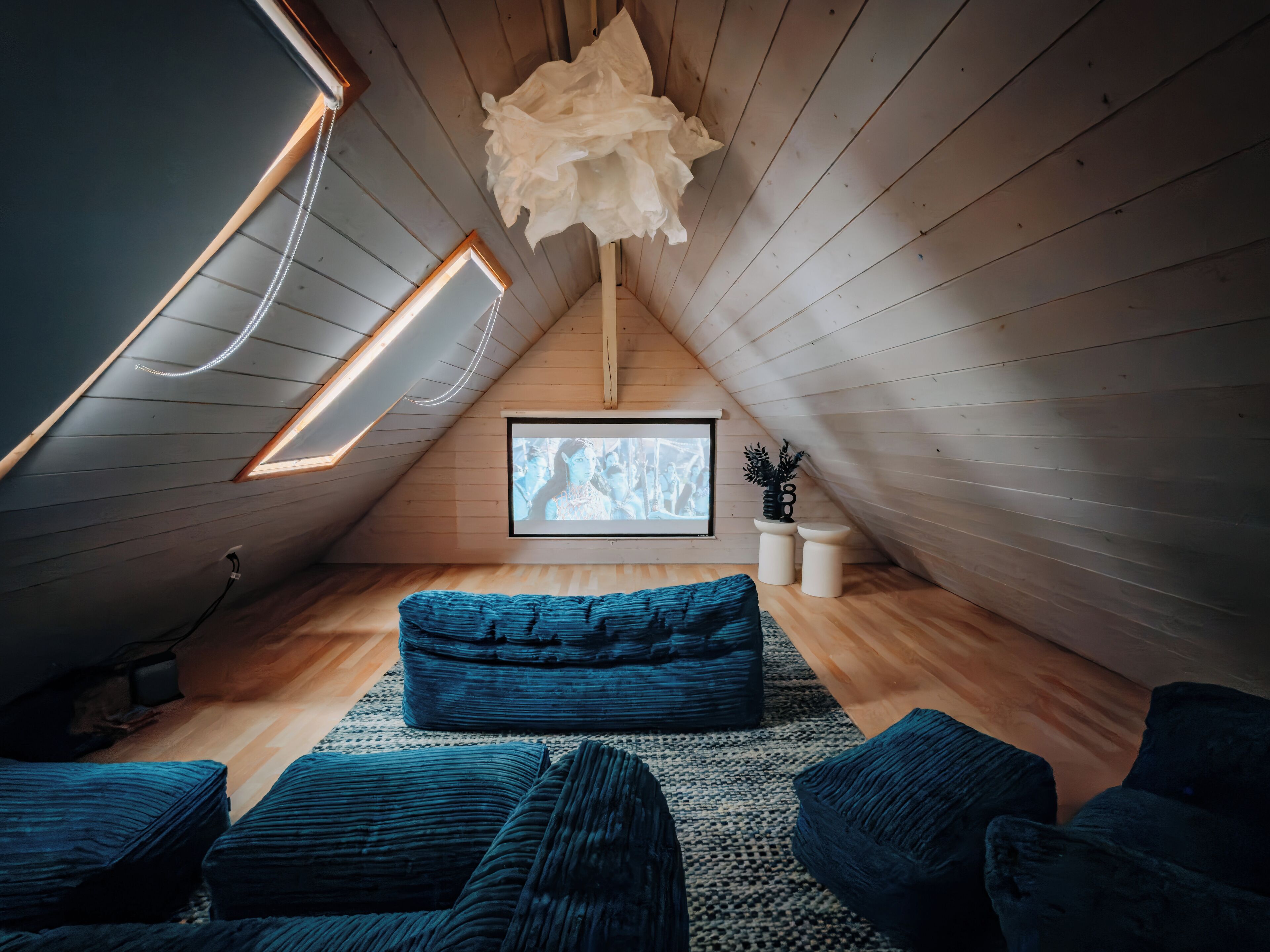 Smart-tv, tv-spel, bordsfotboll och ett bordtennisbord