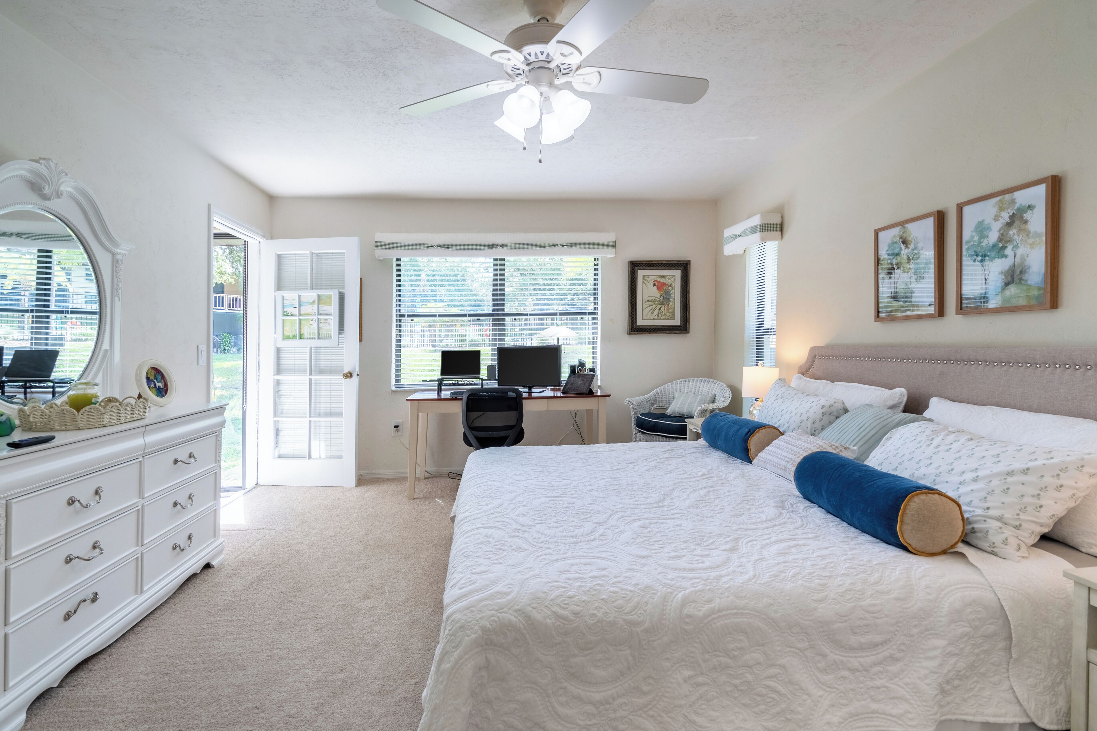 Tabla de planchar con plancha, internet y ropa de cama 