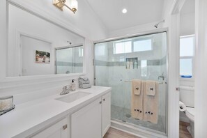 Shower, hair dryer, towels, shampoo - Convenient Country Living, New Home on Acreage (San Luis Obispo)