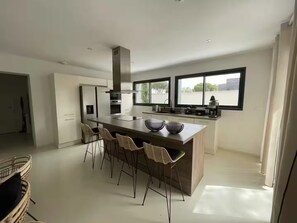 Micro-ondes, four, plaque de cuisson, lave-vaisselle