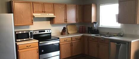 Mikrovågsugn, ugn, spishäll och diskmaskin