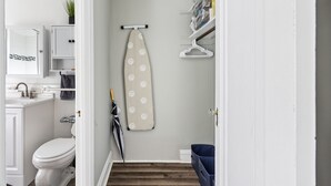 Un baño pequeño con inodoro, lavabo y armarios para guardar objetos.