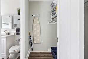 Secadora de cabello, toallas, jabón, shampoo 