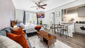 Un apartamento moderno con sala de estar, comedor y cocina.