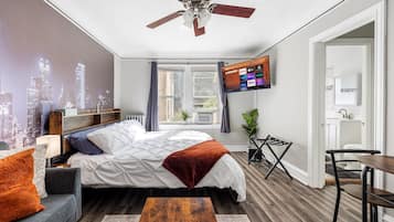 Een strijkplank/strijkijzer, wifi, beddengoed