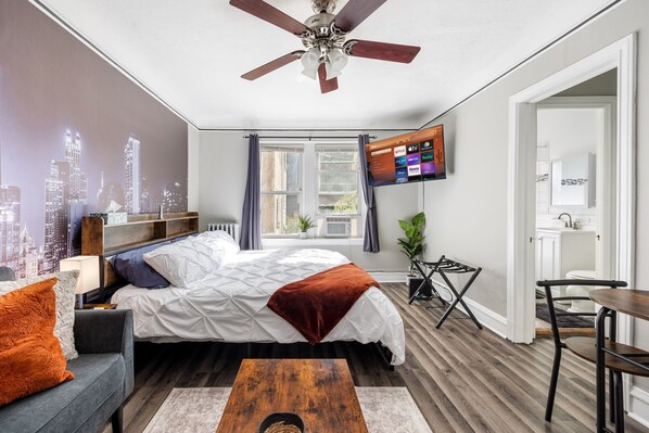 Tabla de planchar con plancha, wifi y ropa de cama 