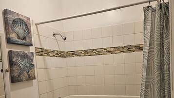 Een haardroger, handdoeken, zeep, shampoo