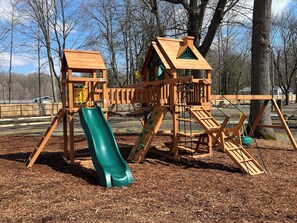 Children's area - Sister Lakes of Michigan Glamping Cabin #1 (Dowagiac)