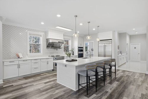 Luxe Retreat w/ Spa Sleeps 25 Designed For Groups