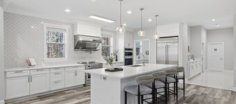 Luxe Retreat w/ Spa Sleeps 25 Designed For Groups