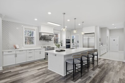 Luxe Retreat w/ Spa Sleeps 25 Designed For Groups