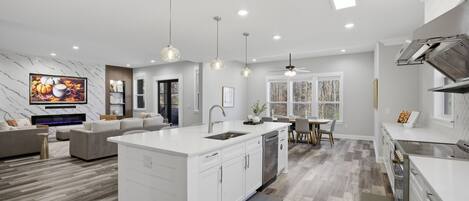 Réfrigérateur, four à micro-ondes, un four, surface de cuisson