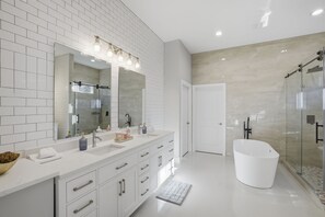 Shower, hair dryer, towels, shampoo - Luxe Retreat w/ Spa Sleeps 25 Designed For Groups (Charlotte)