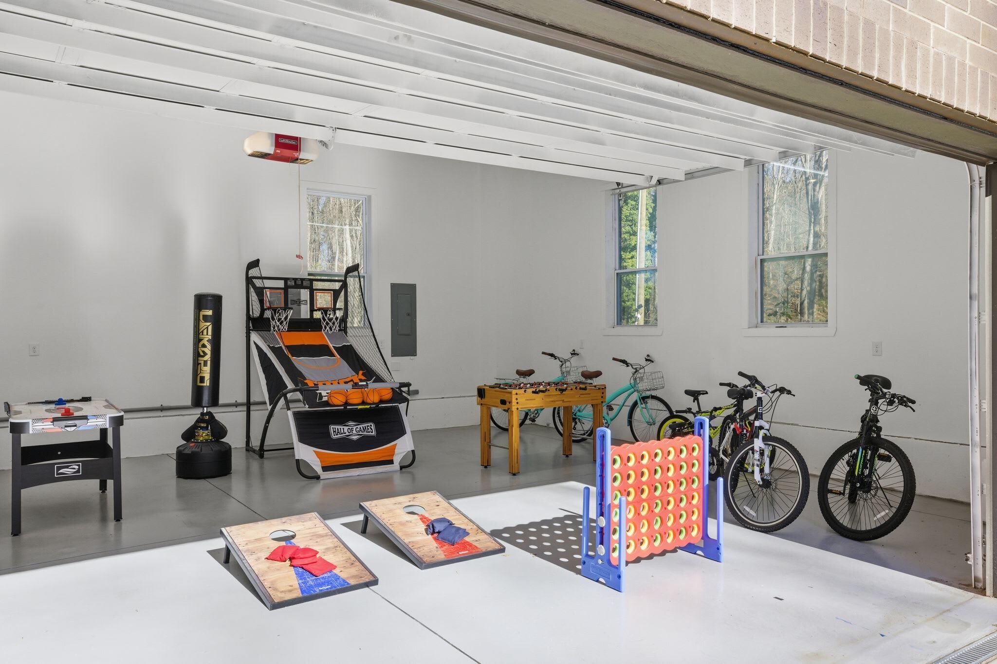 Un garage équipé d’un baby-foot, de vélos et d’une table de ping-pong.