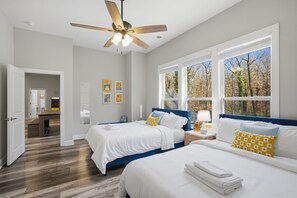 7 bedrooms, desk, iron/ironing board, travel cot - Luxe Retreat w/ Spa Sleeps 25 Designed For Groups (Charlotte)