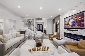 Televisión, chimenea, futbolito, estéreo