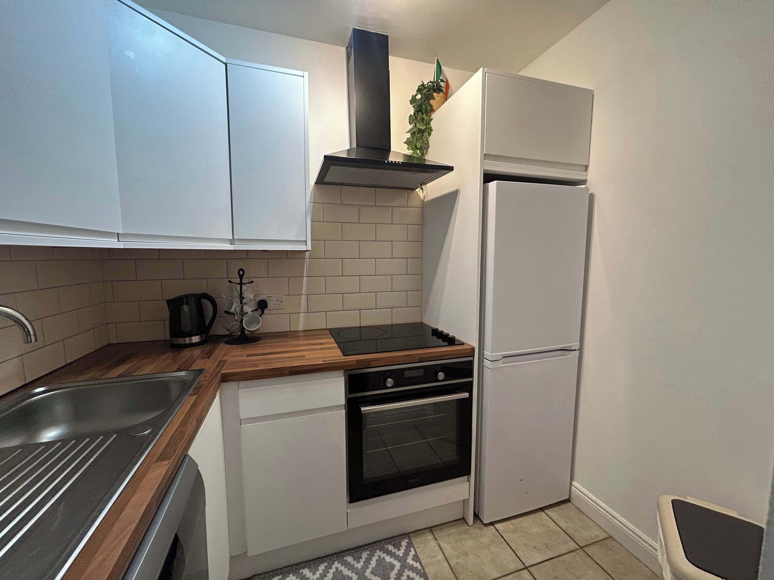 Kjøleskap, mikrobølgeovn, ovn og oppvaskmaskin