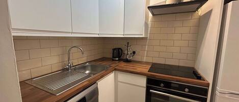 Kjøleskap, mikrobølgeovn, ovn og oppvaskmaskin