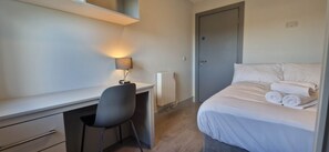 Iron/ironing board, Internet, bed sheets - Apt 7 Westbourne Accommodation 1Km to City Centre (Limerick)