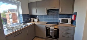 Fridge, microwave, oven, stovetop - Apt 7 Westbourne Accommodation 1Km to City Centre (Limerick)