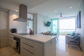 Refrigerador, microondas, horno y lavavajillas 