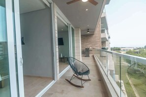 Terrace/patio - Cartagena Escape: Luxury Apartment with Sea Views & Pool (Cartagena de Indias)