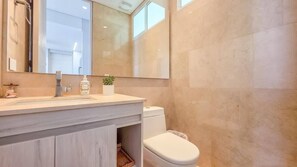 Shower - Cartagena Escape: Luxury Apartment with Sea Views & Pool (Cartagena de Indias)