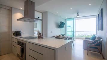 Kjøleskap, mikrobølgeovn, ovn og kokeplater