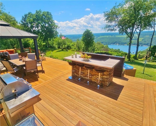Outdoor dining - Relax with the whole family at this stunningly peaceful retreat! (Keuka Park)