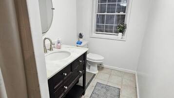 Chuveiro, secador de cabelo, toalhas de banho, sabonete