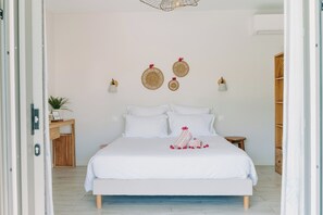 Superior Studio, Pool View | Iron/ironing board, free WiFi, wheelchair access - Habitation I'SEO (Sainte-Anne)