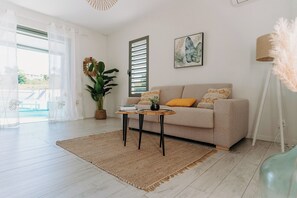 슈피리어 아파트, 수영장 전망 | 거실 공간