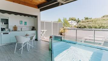 Studio Superior, quang cảnh hồ bơi | Bàn ủi/dụng cụ ủi quần áo, truy cập Internet không dây miễn phí