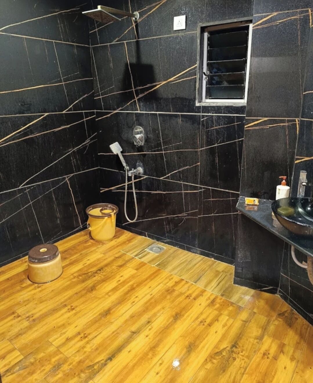 Shower, perlengkapan mandi gratis, handuk, dan sabun