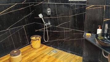 Buồng tắm vòi sen, đồ dùng nhà tắm miễn phí, khăn tắm, xà phòng