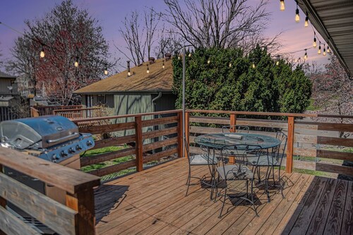 Modern Rustic Retreat | Game Room, Gym, Wet Bar, 4 TVs, Coff