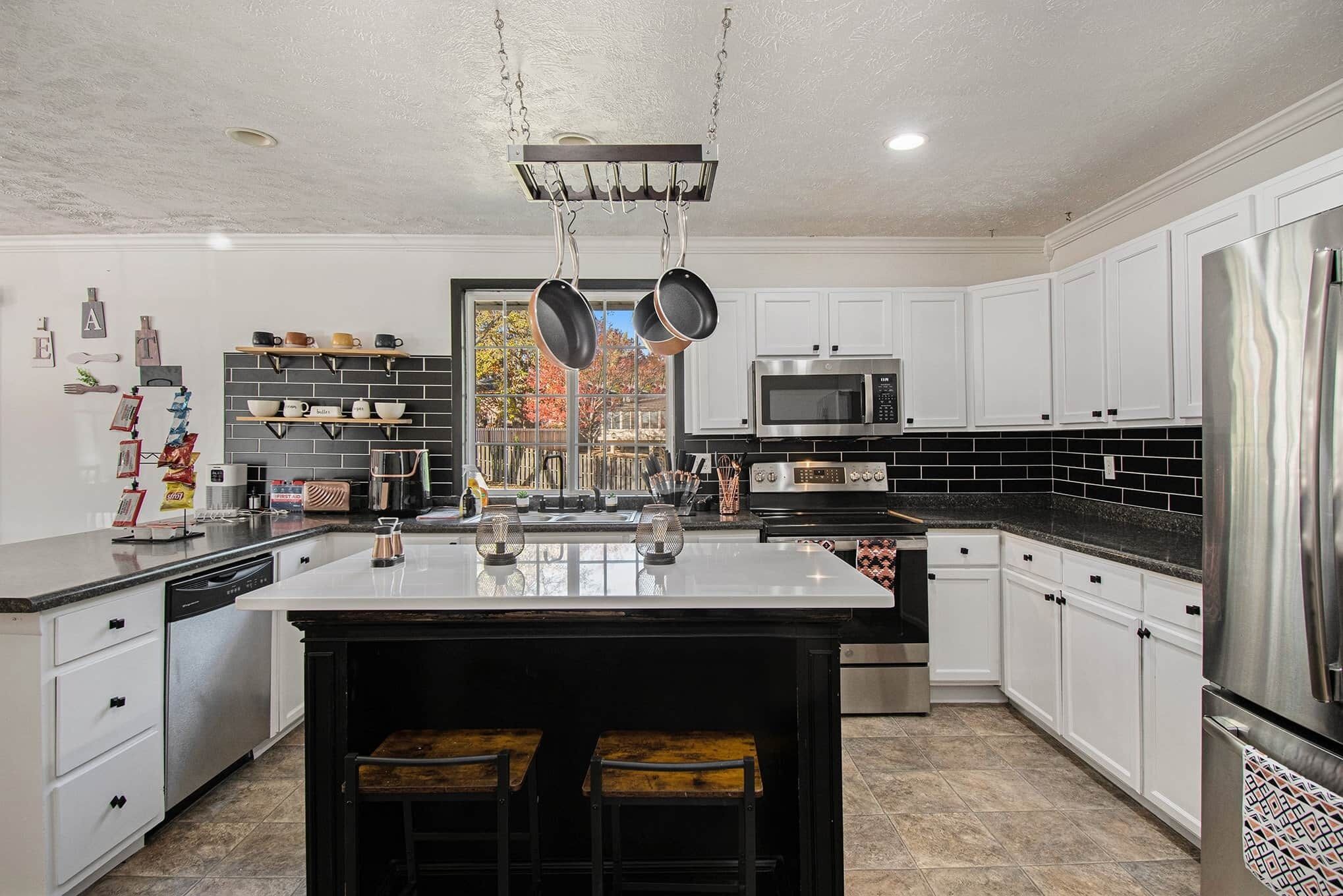 Kjøleskap og kokeplater