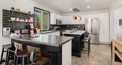 Modern Rustic Retreat | Game Room, Gym, Wet Bar, 4 TVs, Coff