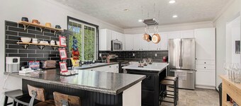 Modern Rustic Retreat | Game Room, Gym, Wet Bar, 4 TVs, Coff