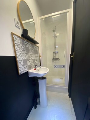 Dusche, Haartrockner, Handtücher, Toilettenpapier