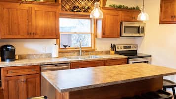 Microondas, horno, placa de cocina, lavavajillas