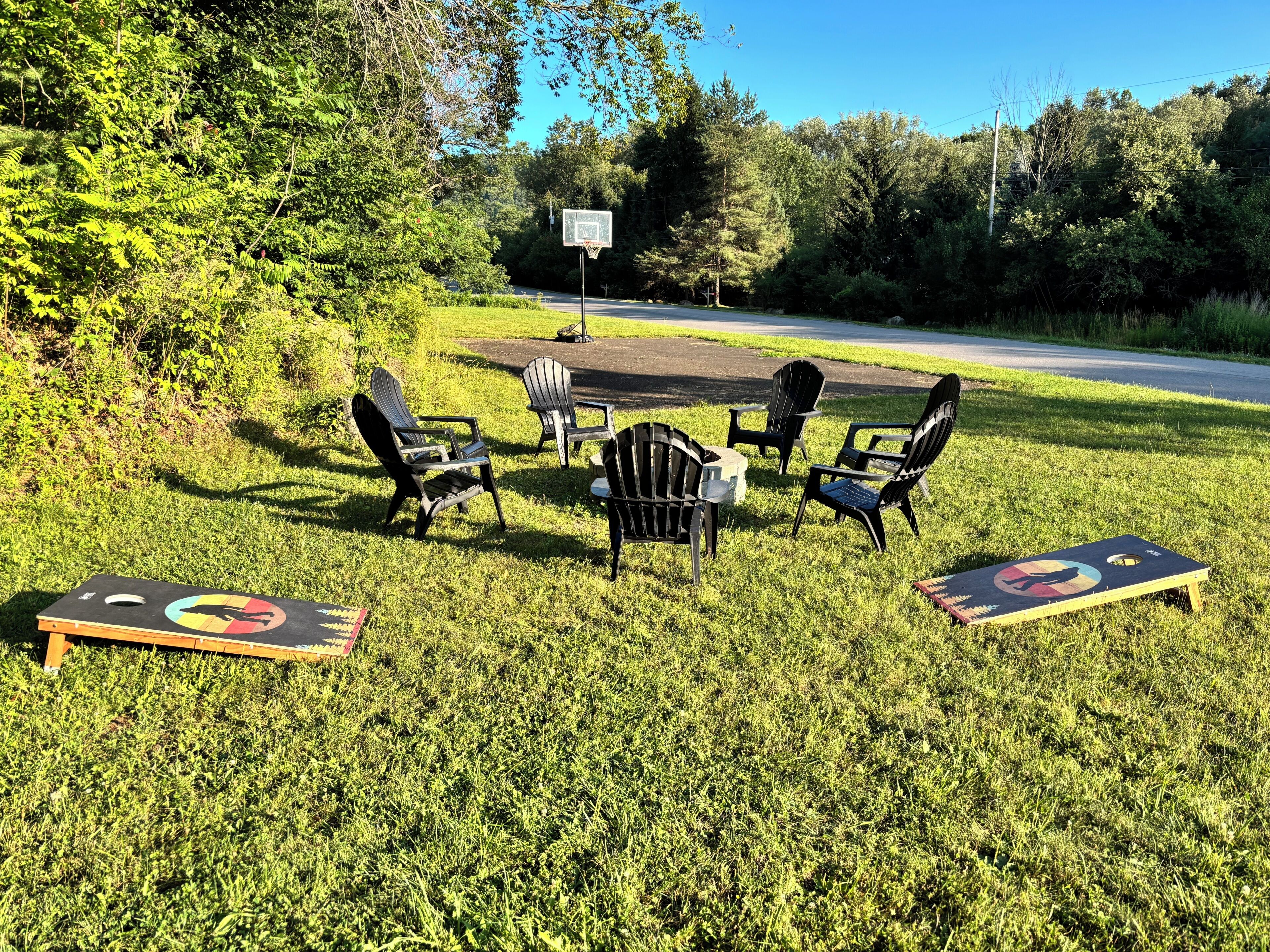 Un espacio de estar al aire libre con sillas Adirondack y un aro de baloncesto.