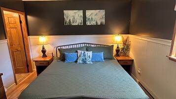 4 bedrooms, iron/ironing board, WiFi, bed sheets