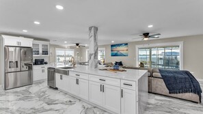 Fridge, microwave, oven, stovetop - Lake, Pool, HotTub, Game Room, 8 Beds, Sleeps 17 (Winter Haven)