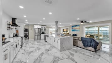 Jääkaappi, mikroaaltouuni, uuni, liesi