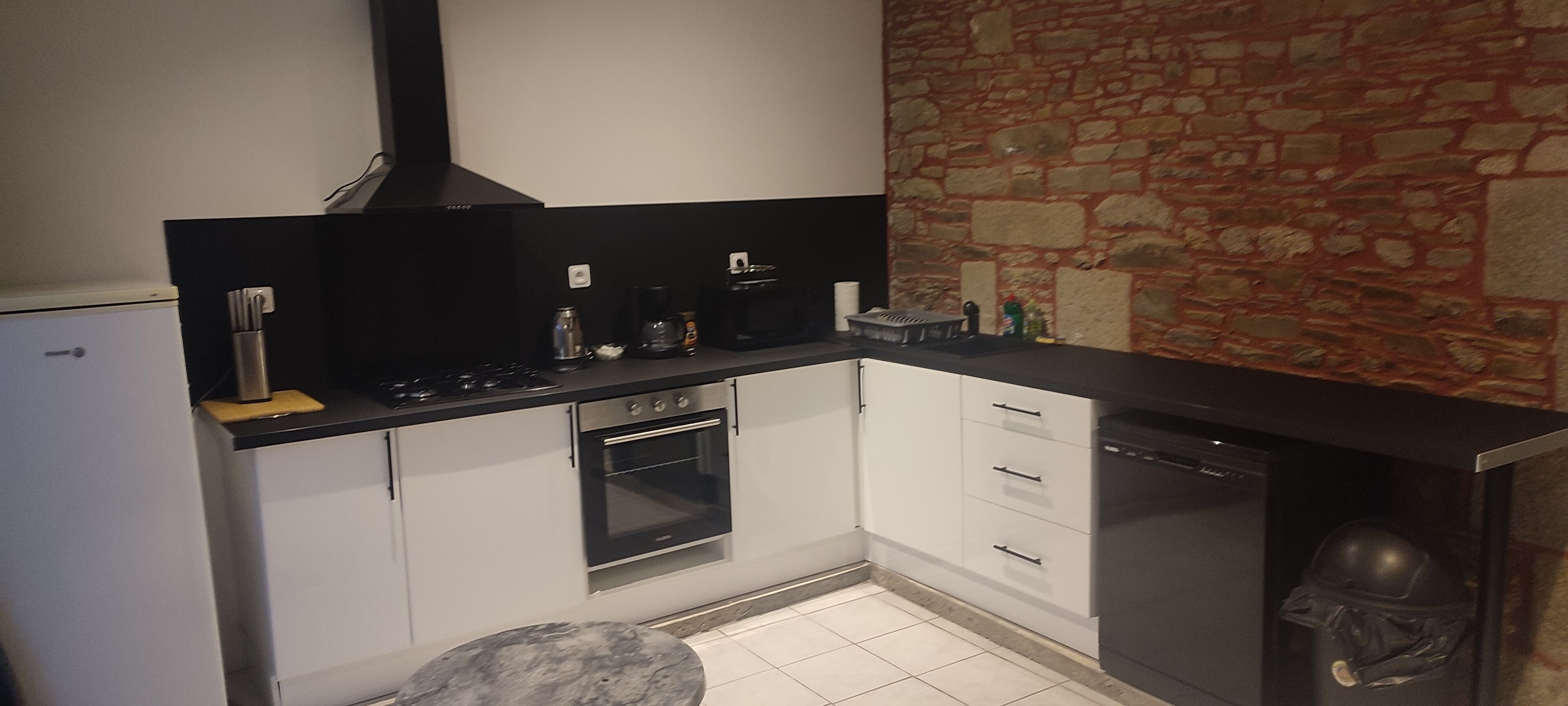 Kjøleskap, mikrobølgeovn, ovn og kokeplater