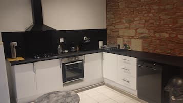 KjĂžleskap, mikrobĂžlgeovn, ovn og kokeplater