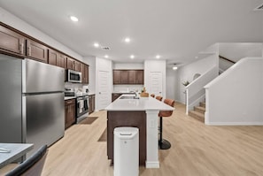 Fridge, microwave, oven, stovetop - Luxurious 4 Bed Duplex Getaway! (Denton)