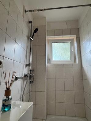 Dusche, Handtücher, Seife, Toilettenpapier